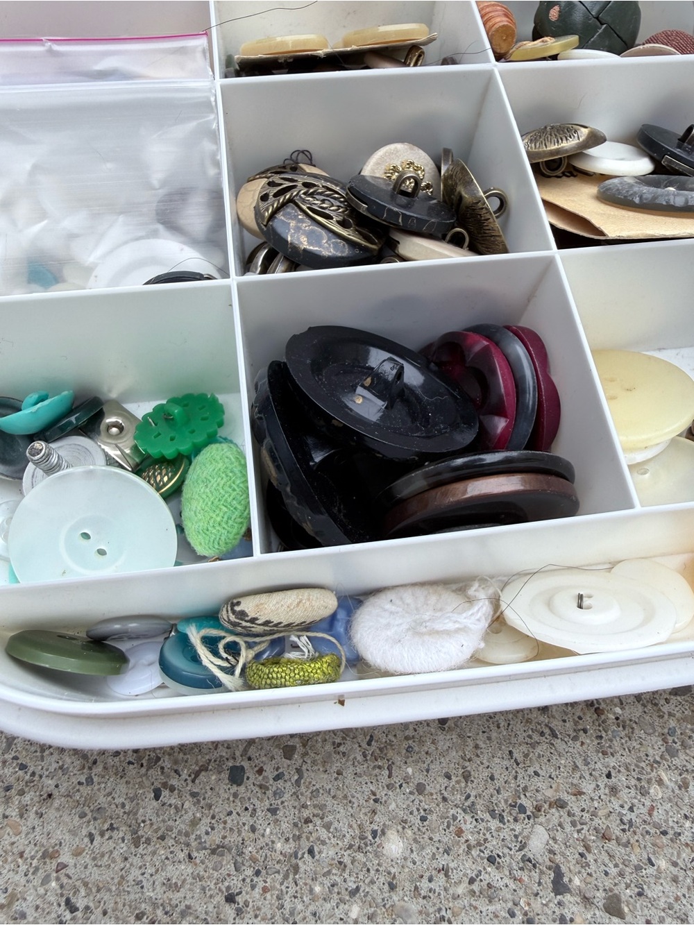 Collection of vintage buttons in divided organizer - Picture 4 of 6